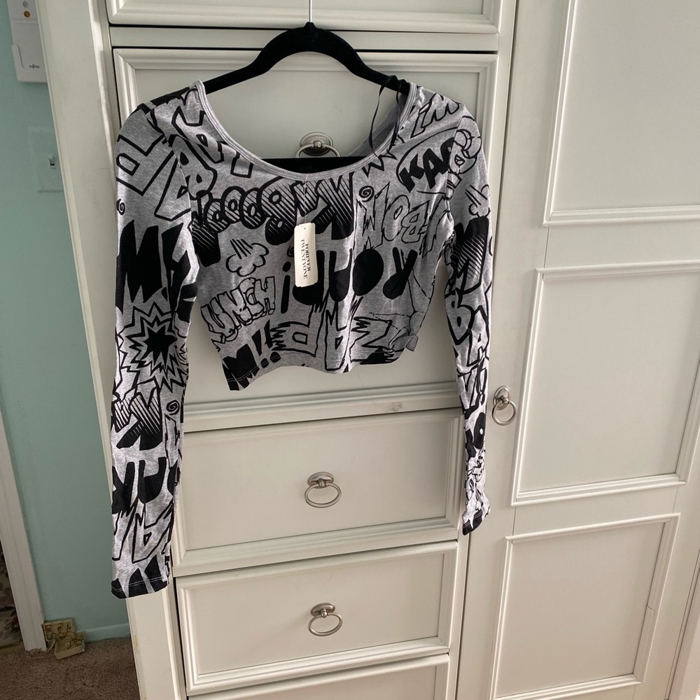 Forever 21 NWT Crop Top- Long Sleeve- Grey & Black Batman Inspired Size Medium - Picture 2 of 12